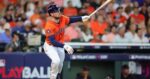 Alex Bregman bateando con Houston Astros