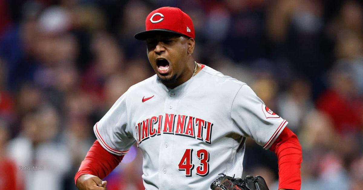 Alexis Díaz celebrando con Cincinnati Reds