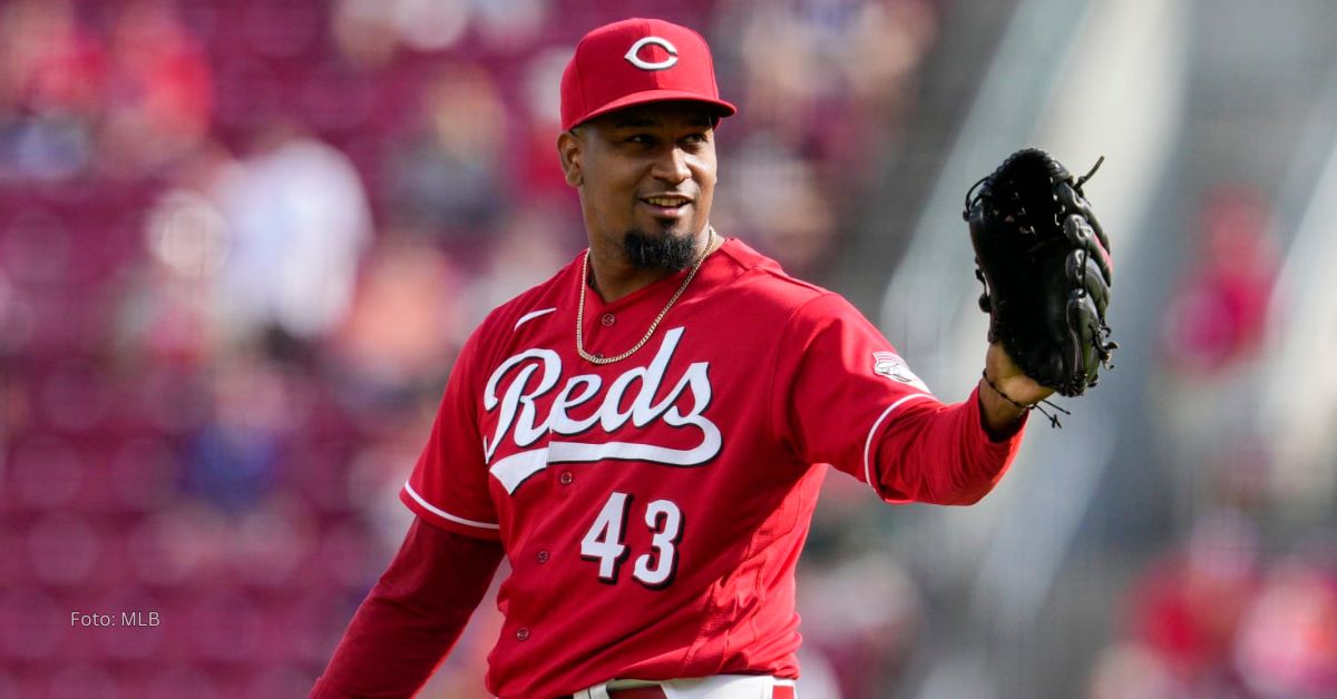 Alexis Díaz lanzando con Cincinnati Reds