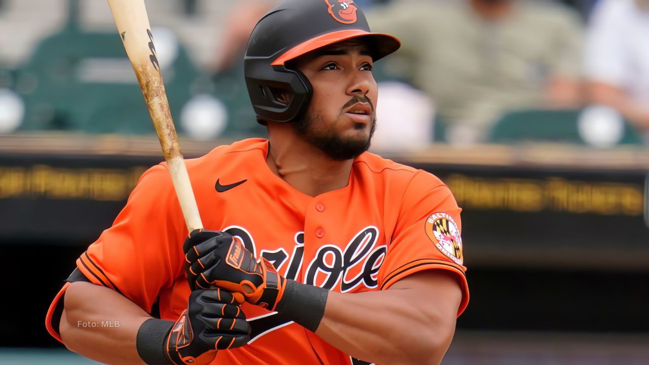 Anthony Santander jugando con el uniforme de Baltimore Orioles