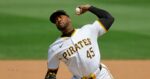 Aroldis Chapman lanzando con Pittsburgh Pirates