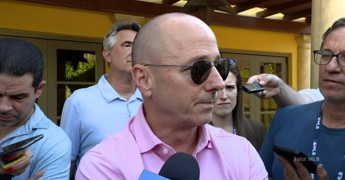 Brian Cashman dando declaraciones a los periodistas sobre Agencia Libre