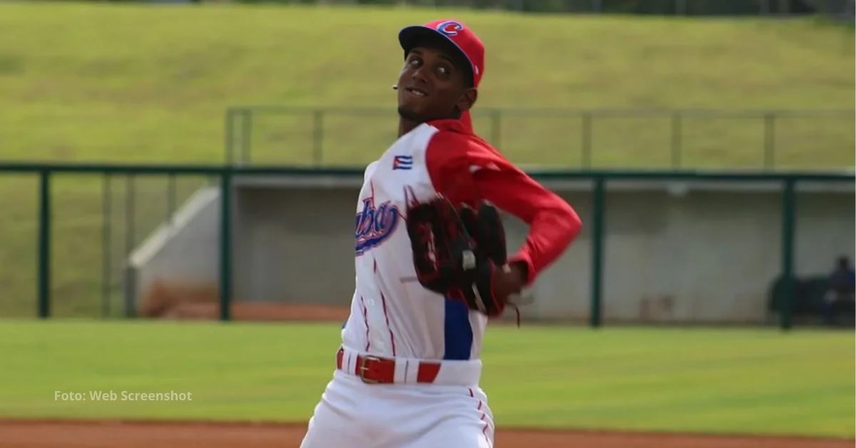 Ediel Ponce lanzando con el equipo Cuba