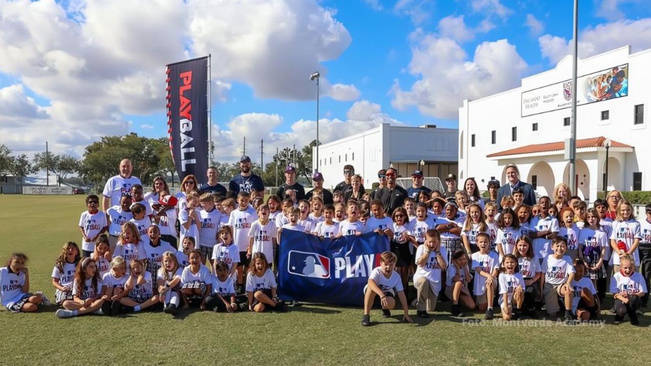 Francisco Lindor compartiendo con los niños de Montverde Academy