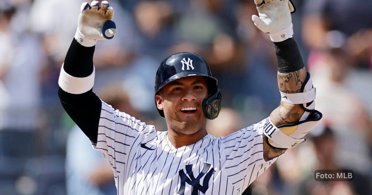 Gleyber Torres sonriendo con la camisa de Yankees