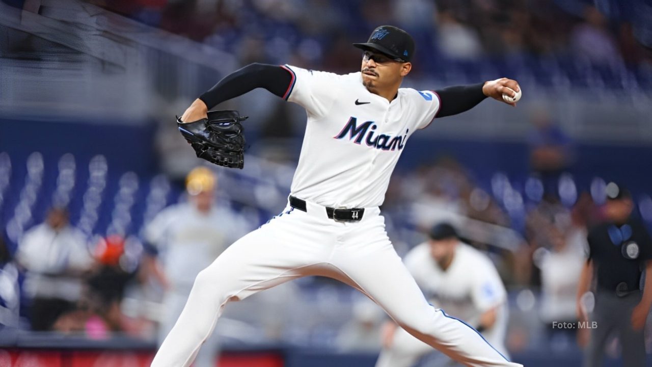 Jesús Lazardo lanzando con Miami Marlins