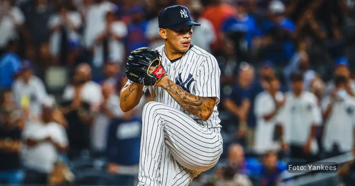 Jonathan Loaisiga lanzando con Yankees