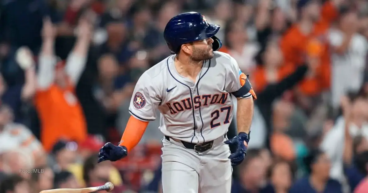 Jose Altuve bateando con Houston Astros