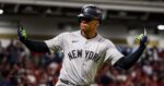 Juan Soto celebrando con la camiseta de Yankees