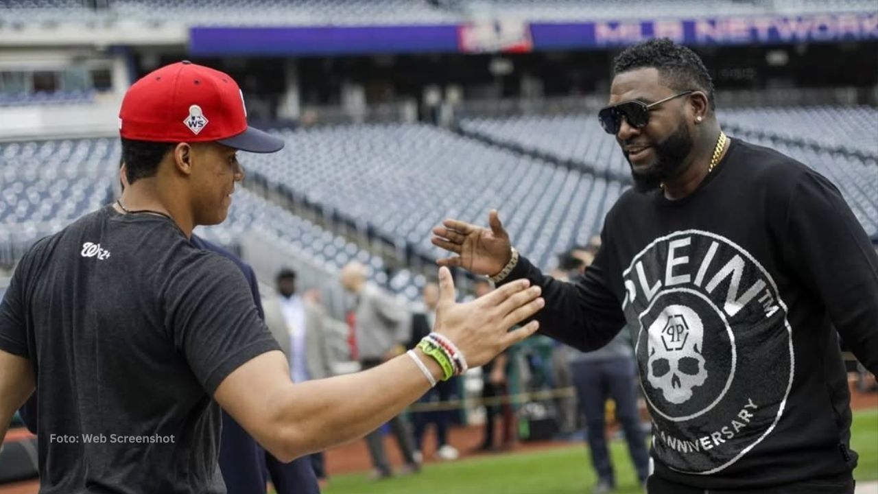 Juan Soto y David Ortiz se saludan