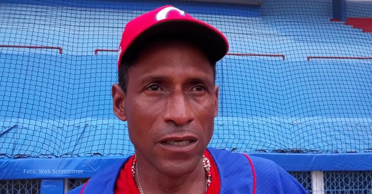 Luis Ulacia con el equipo Cuba en una entrevista