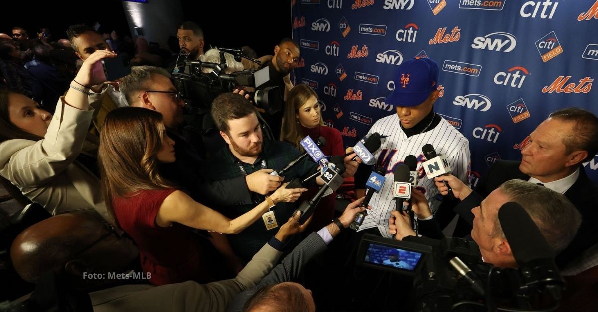 Juan Soto con los fanáticos de New York Yankees