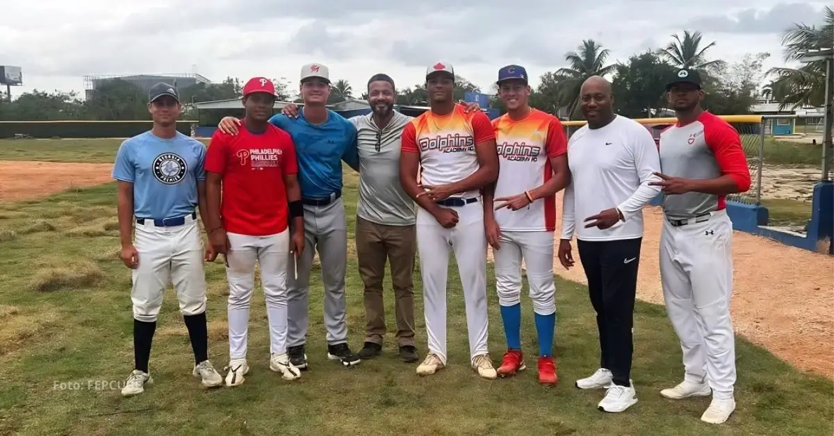 Marlon Mirabal con los jugadores pertenecientes al FEPCUBE