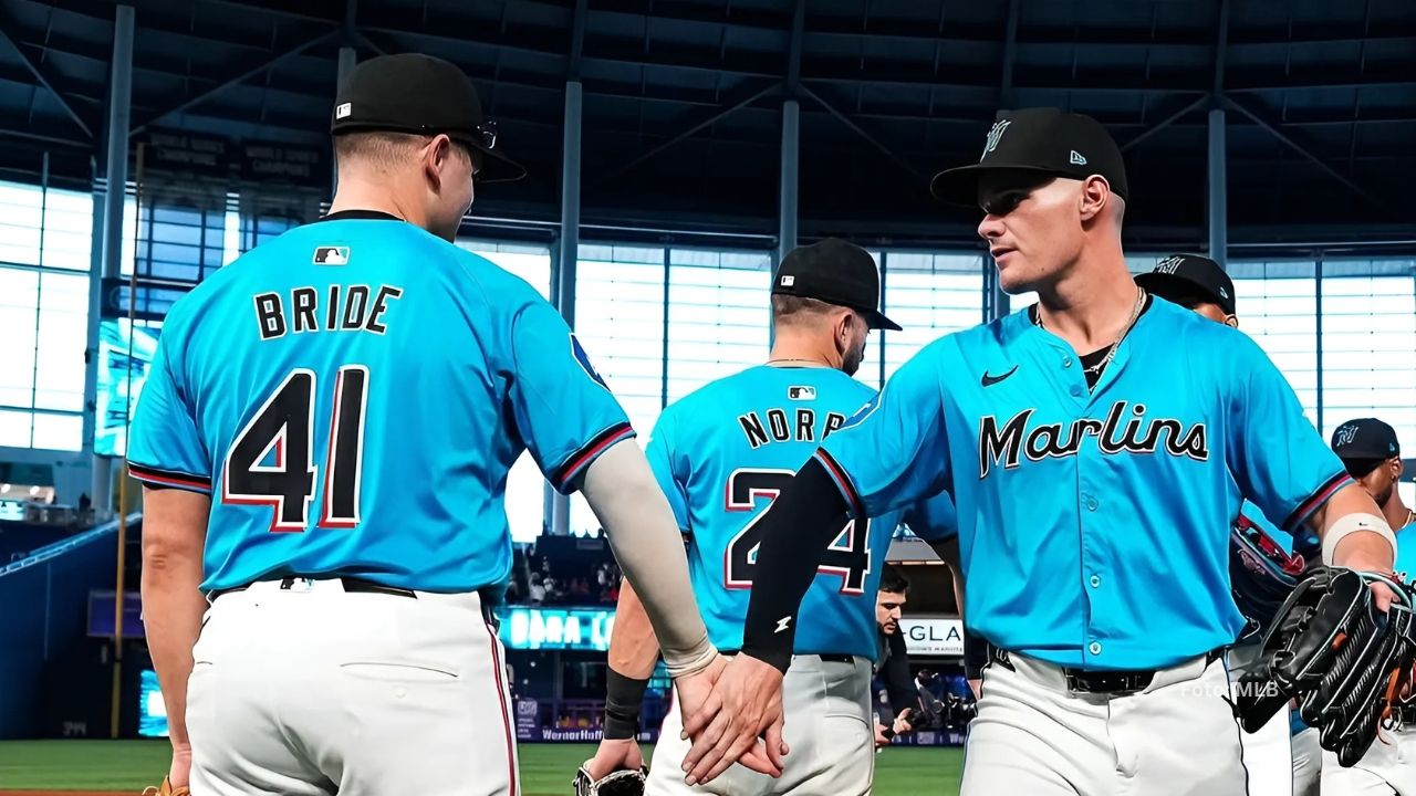 Jugadores de Miami Marlins celebrando tras triunfo