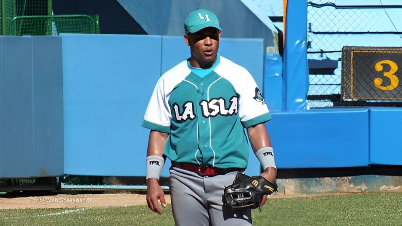 Michel Enríquez en un juego en Cuba con el equipo de La Isla