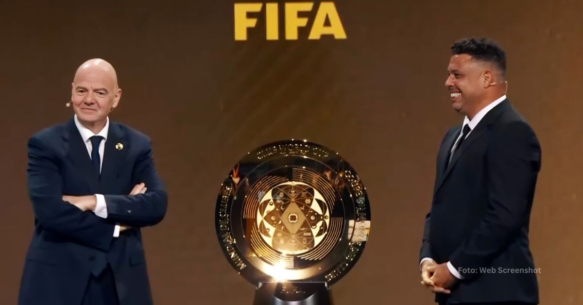 Gianni Infantino y Ronaldo Nazario presentando el trofeo del Mundial de Clubes