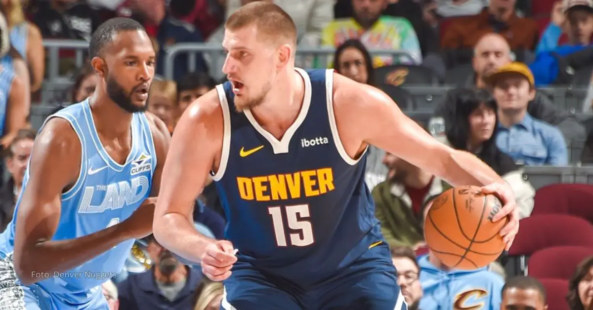 Nikola Jokic jugando con Denver Nuggets