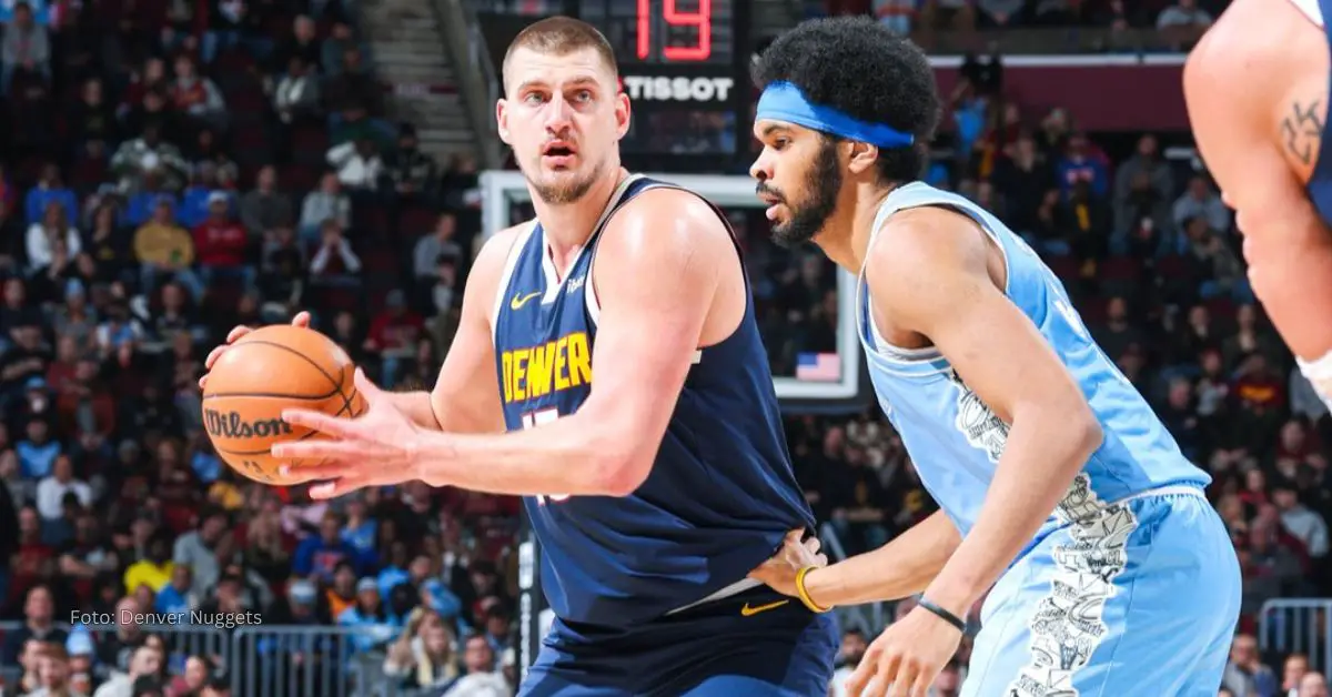 Nikola Jokic jugando con Denver Nuggets