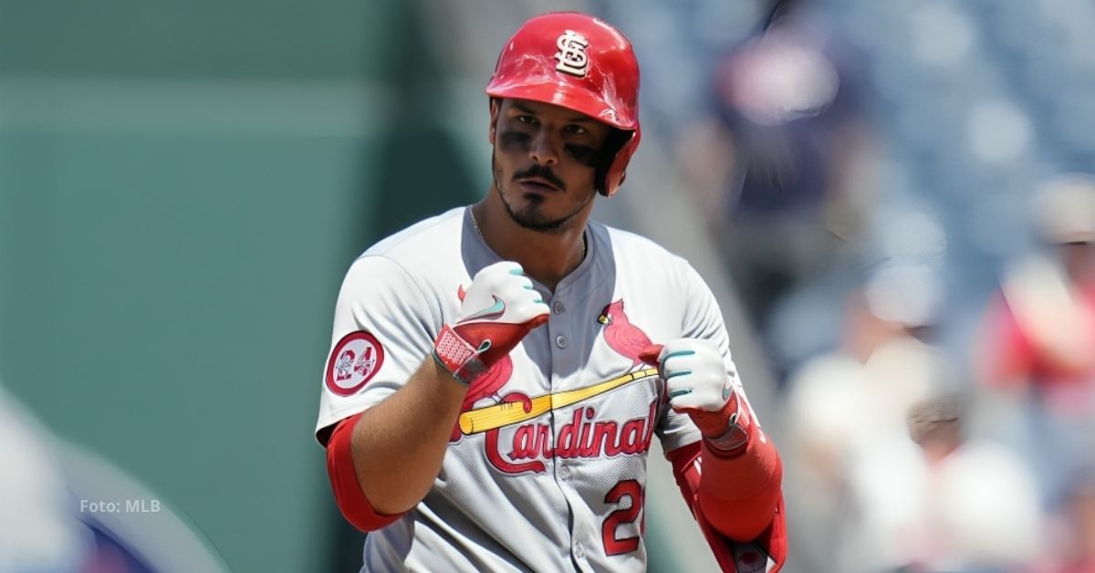 Nolan Arenado en segunda base tras doble con St. Louis Cardinals