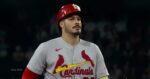 Nolan Arenado retirándose al dugout de St. Louis Cardinals