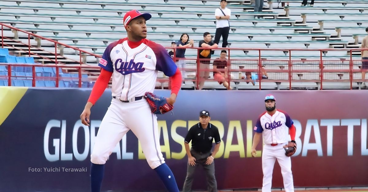 Raidel Martínez con el equipo Cuba en el Premier 12