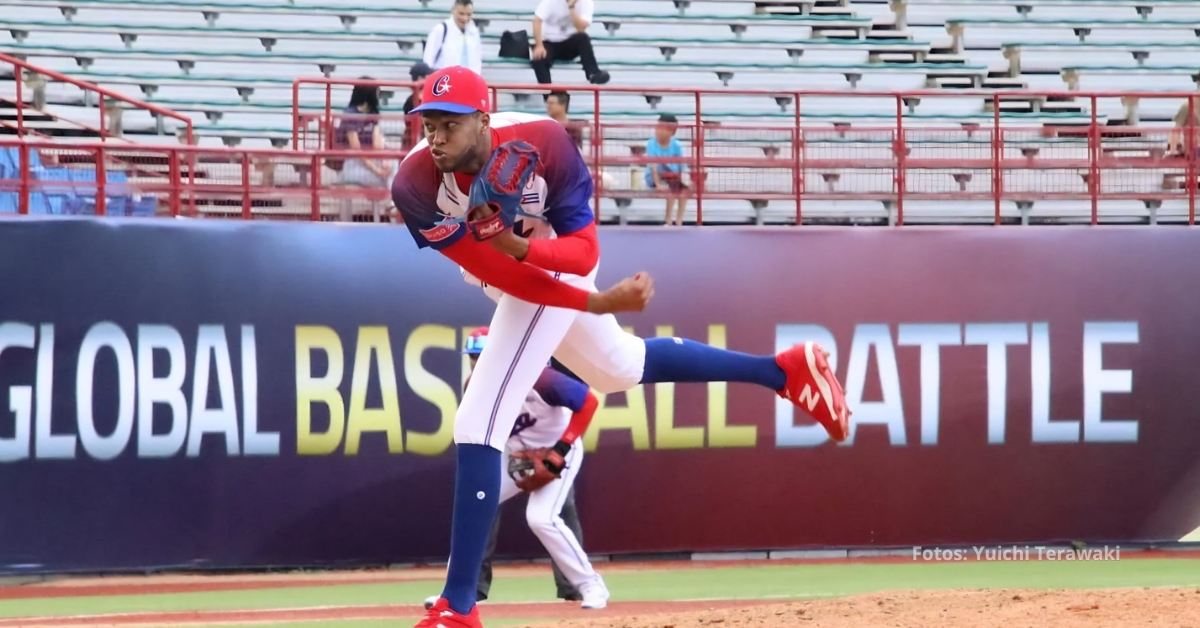 Raidel Martínez lanzando con e Equipo Cuba en el Premier 12