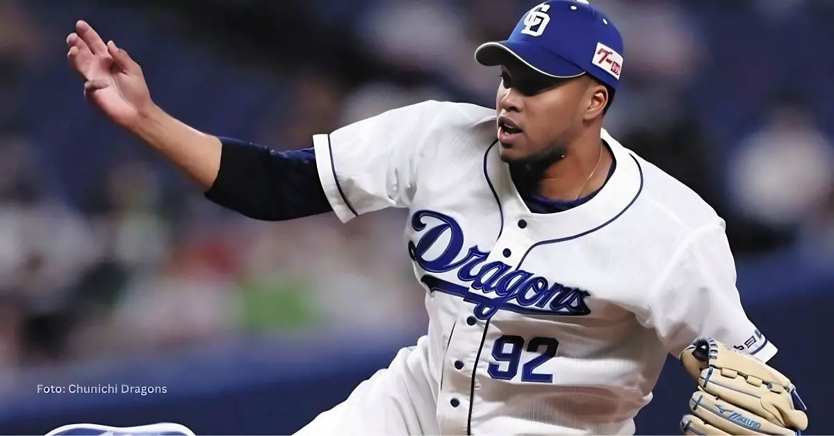 Raidel Martínez lanzando con Chunichi Dragons