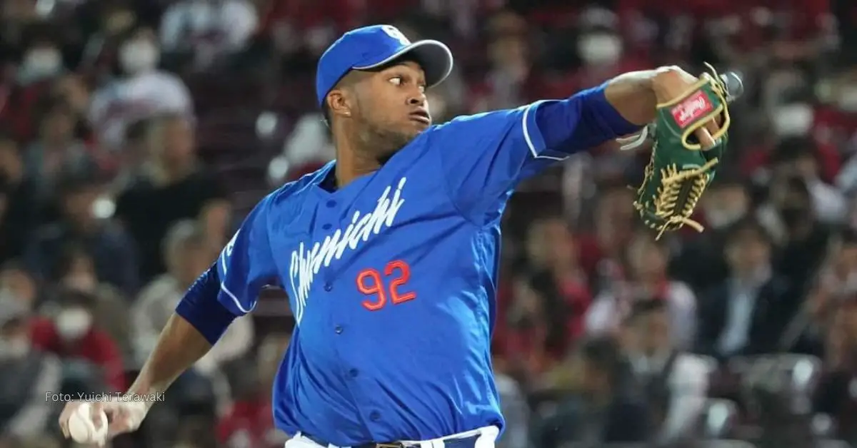 Raidel Martínez lanzando con Dragones de Chunichi