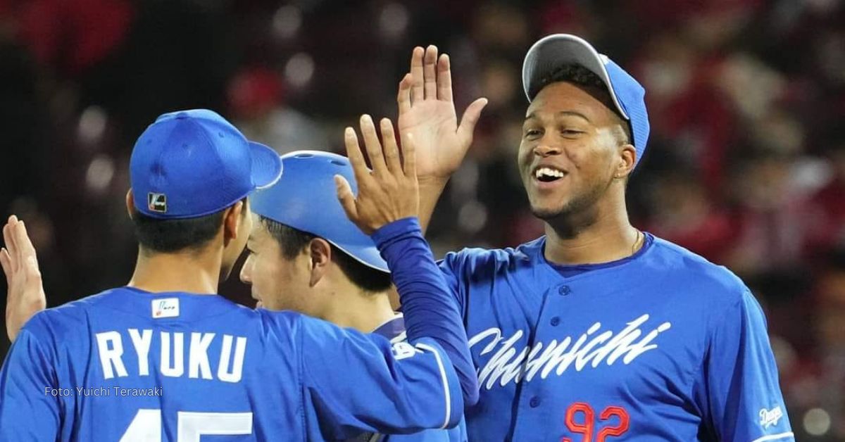 Raidel Martínez lanzando con Dragones de Chunichi