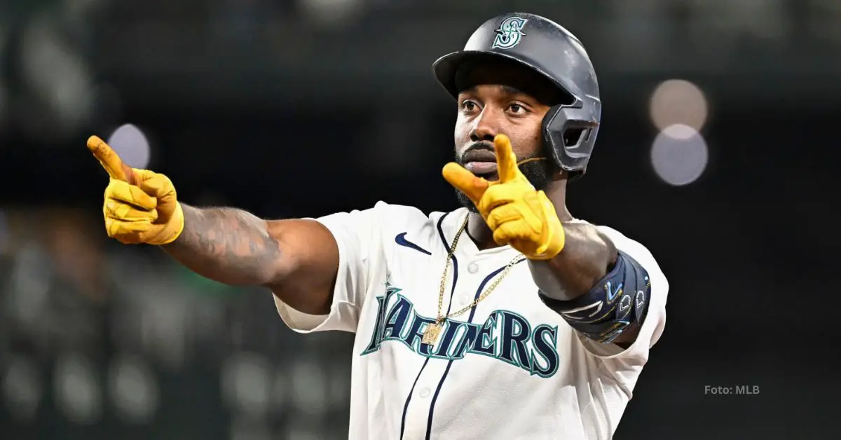 Randy Arozarena con las manos arriba tras doble remolcador con Seattle Mariners