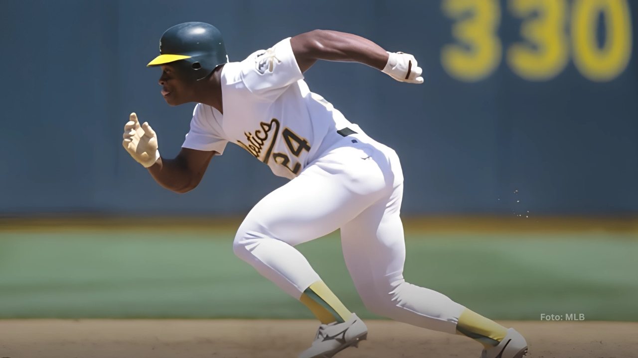 Rickey Henderson corriendo las almohadillas con el uniforme de Oakland Athletics