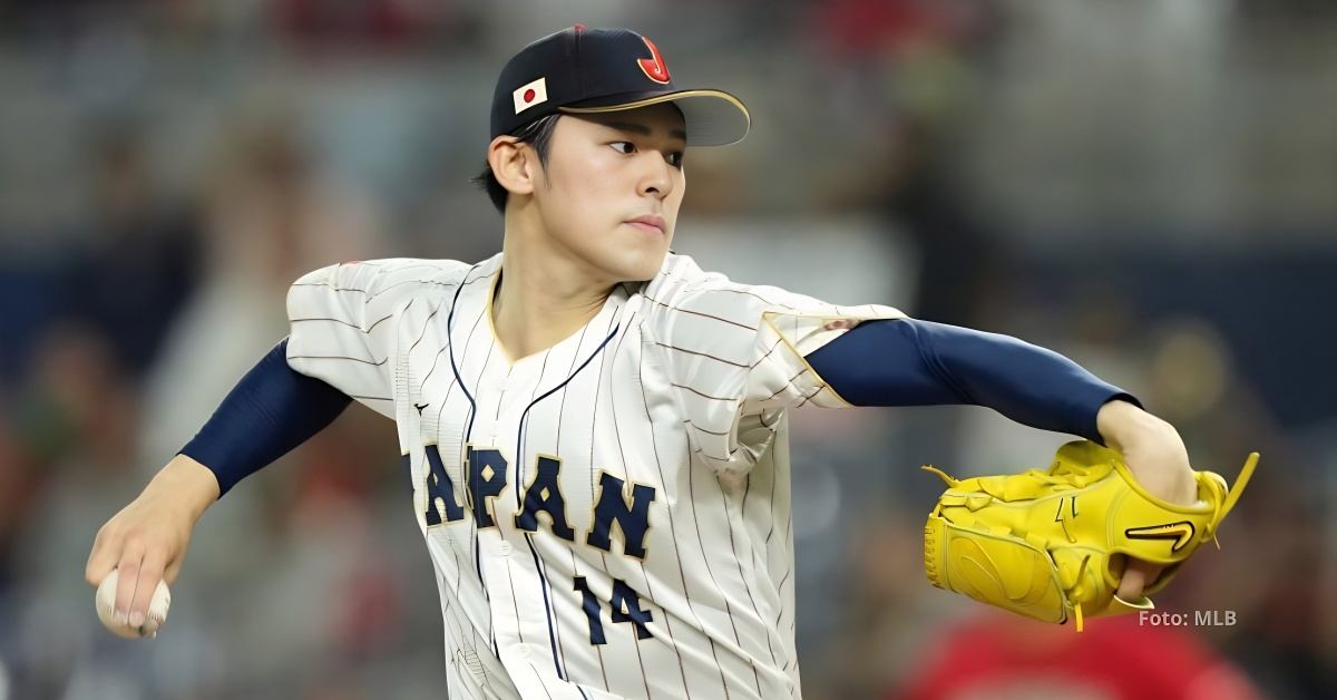 Roki Sasaki lanzando con el equipo de Japón