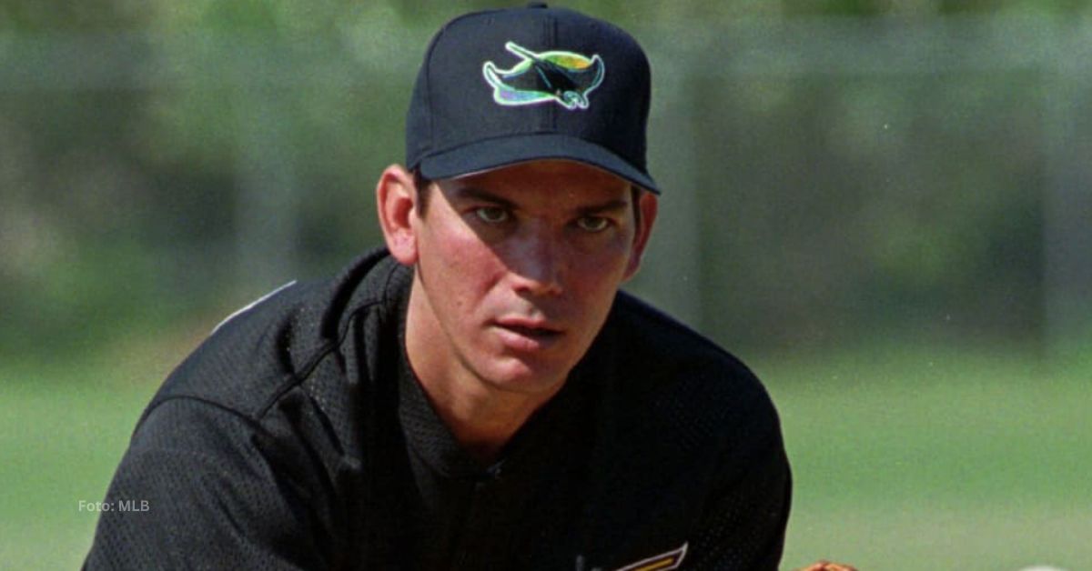 Rolando Arrojo con el uniforme de Tampa Bay Devil Rays