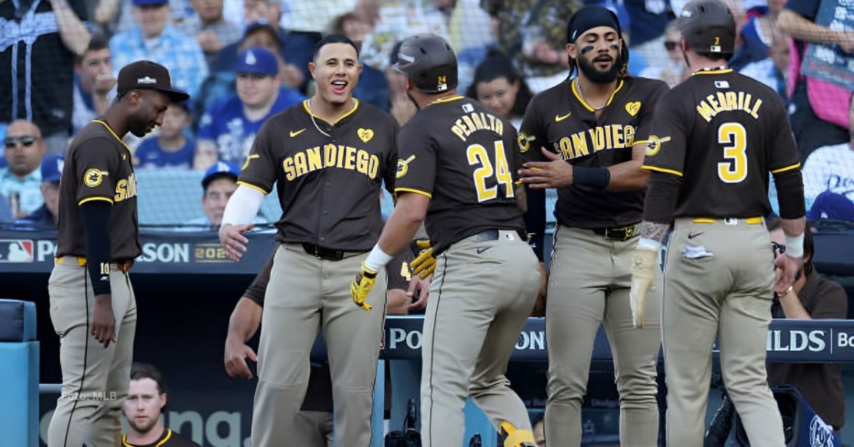 Fernando Tatis Jr. Manny Machado, David Peralta y Jackson Merryl celebrando un cuadrangular con San Diego Padres