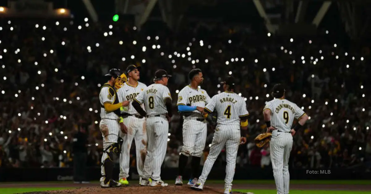 Manager Mike Shildt y jugadores de San Diego Padres en la lomita