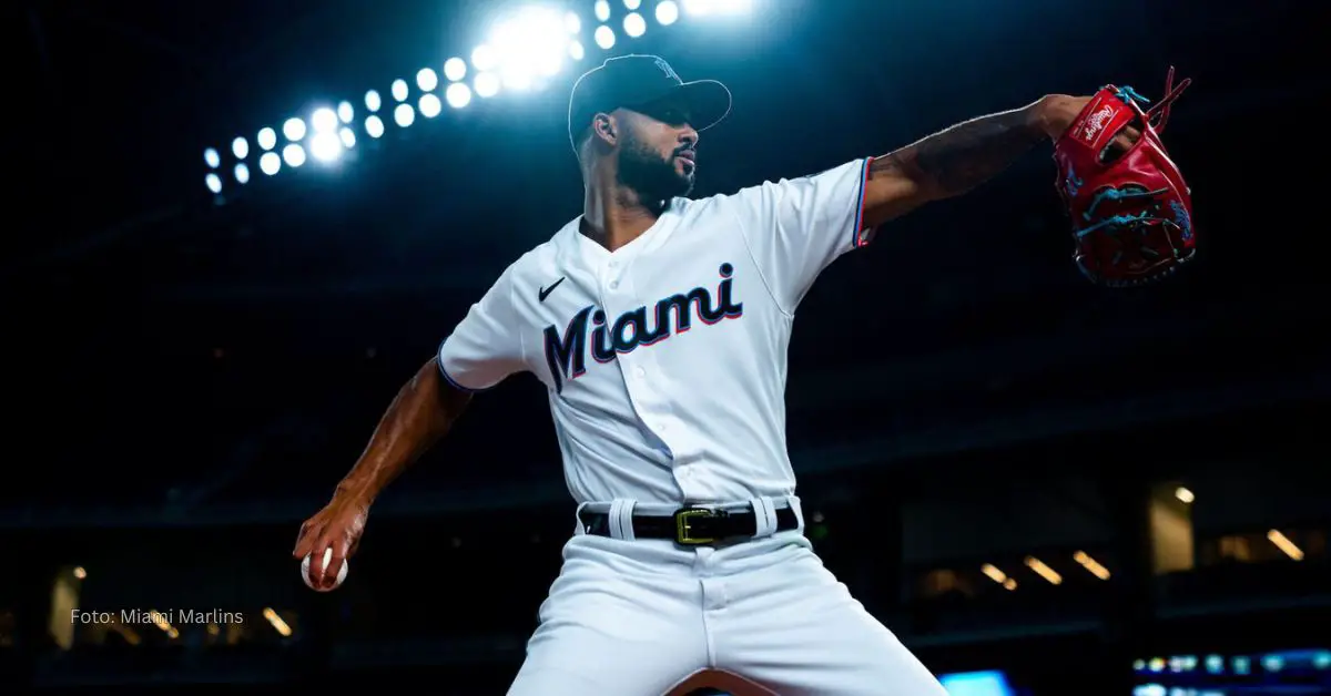 Sandy Alcántara lanzando con Miami Marlins