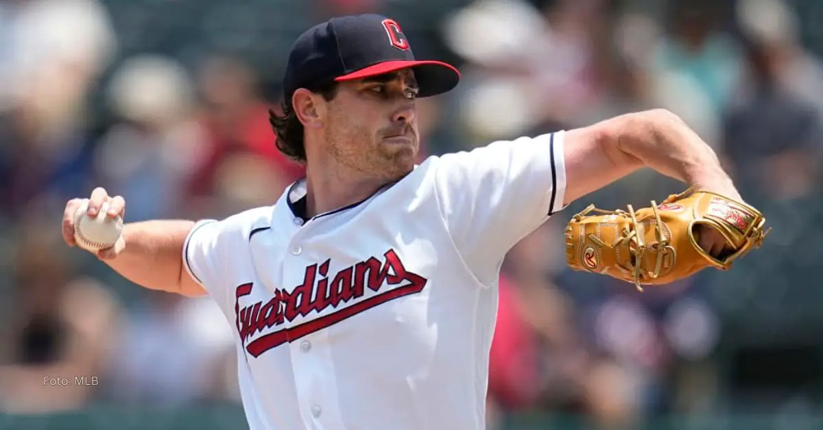 Shane Bieber lanzando con Cleveland