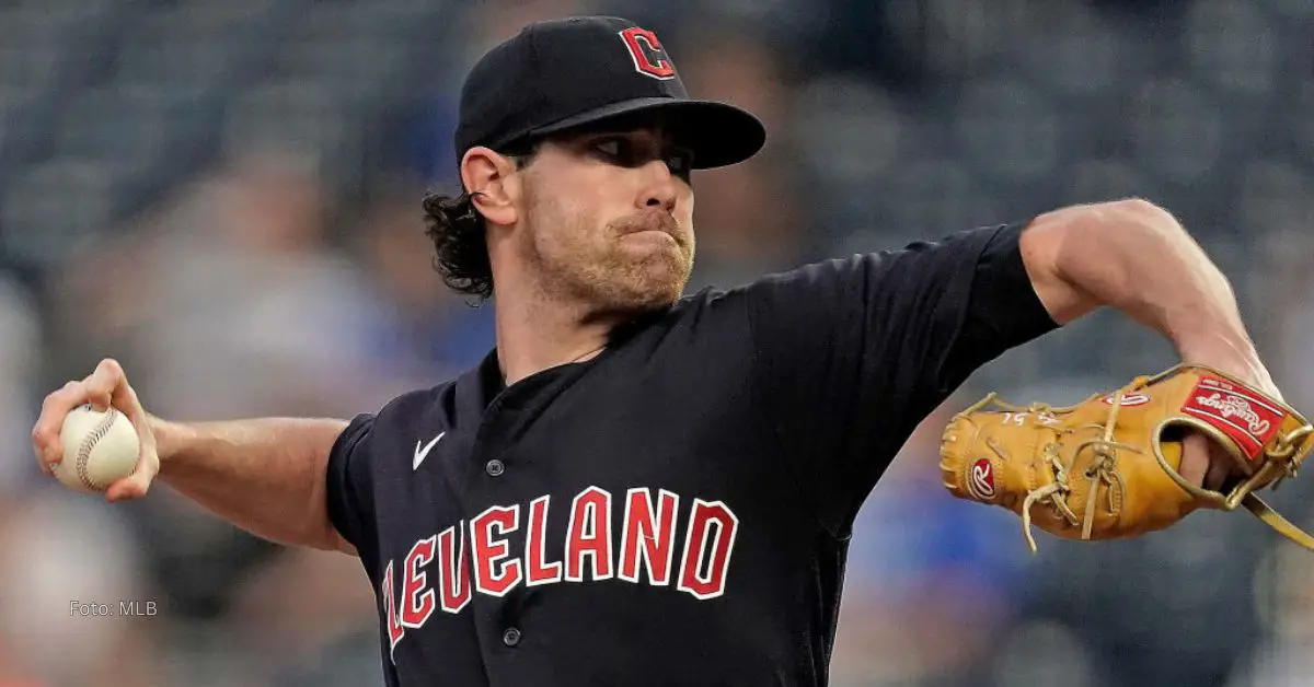 Shane Bieber lanzando con Cleveland