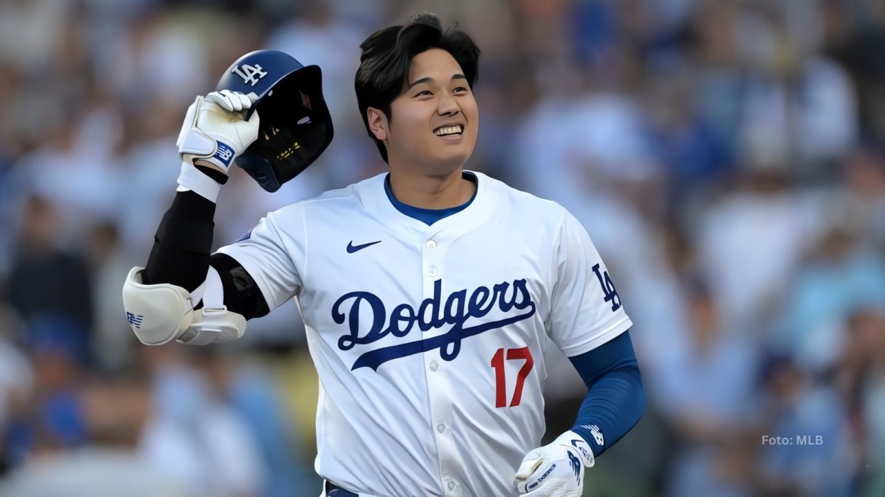 Shohei Ohtani quitándose el casco tras conectar cuadrangular con Los Angeles Dodgers