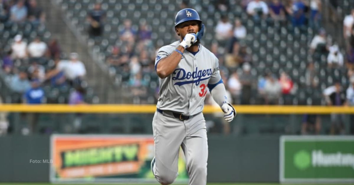 Teoscar Hernández recorriendo las almohadillas tras jonrón con Los Angeles Dodgers