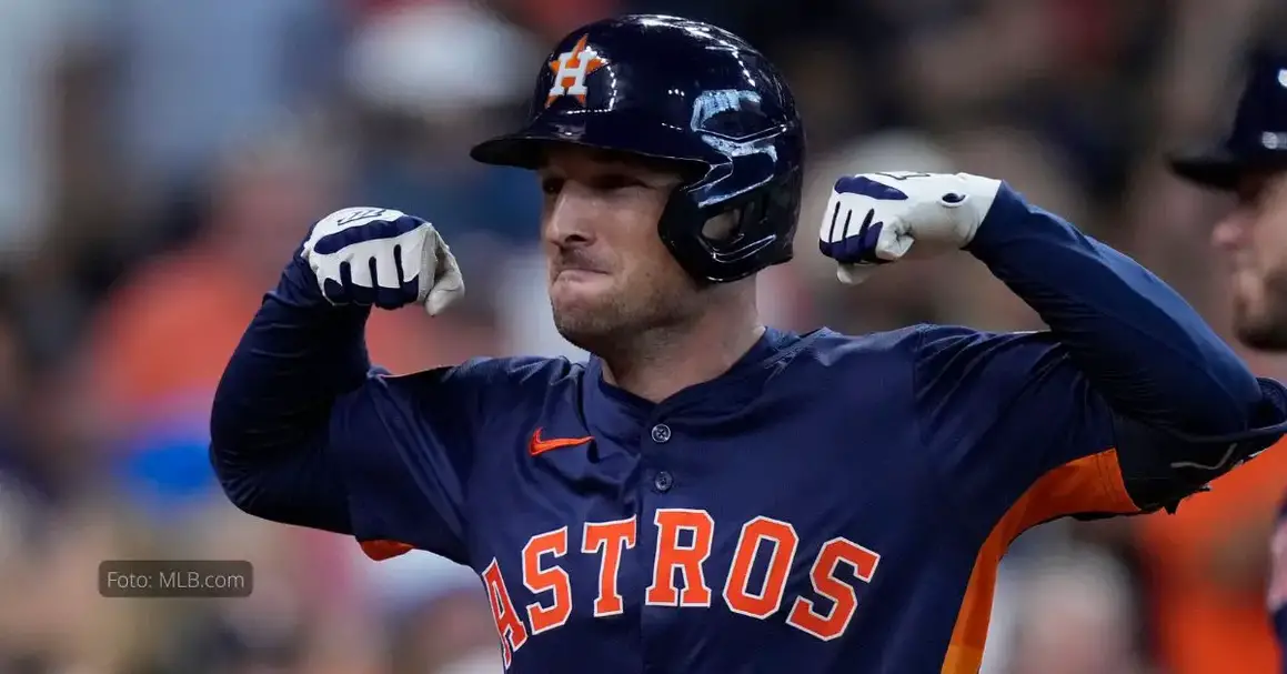 Alex Bregman con uniforme de Houston Astros celebra batazo en MLB