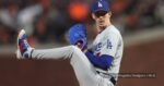 Walker Buehler lanzando con Dodgers