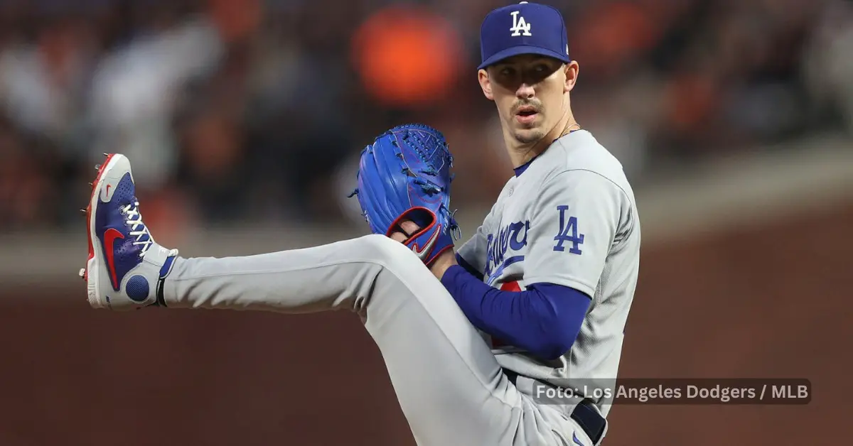 Walker Buehler lanzando con Dodgers