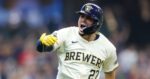 Willy Adames celebrando con Milwaukee Brewers