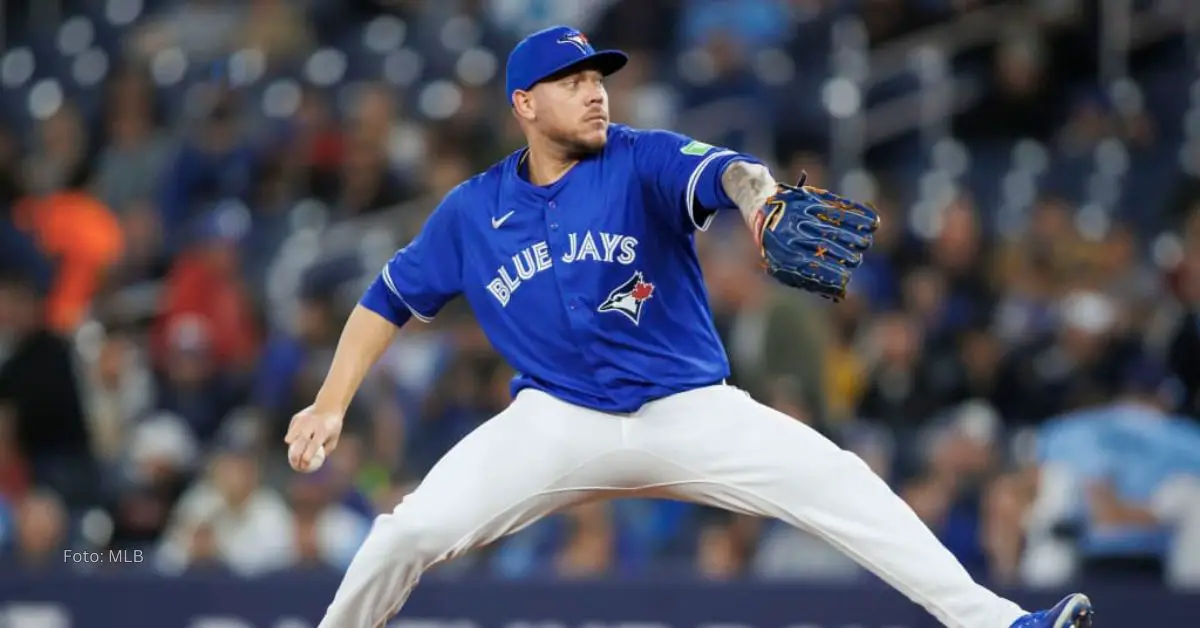 Yariel Rodríguez lanzando con Toronto Blue Jays