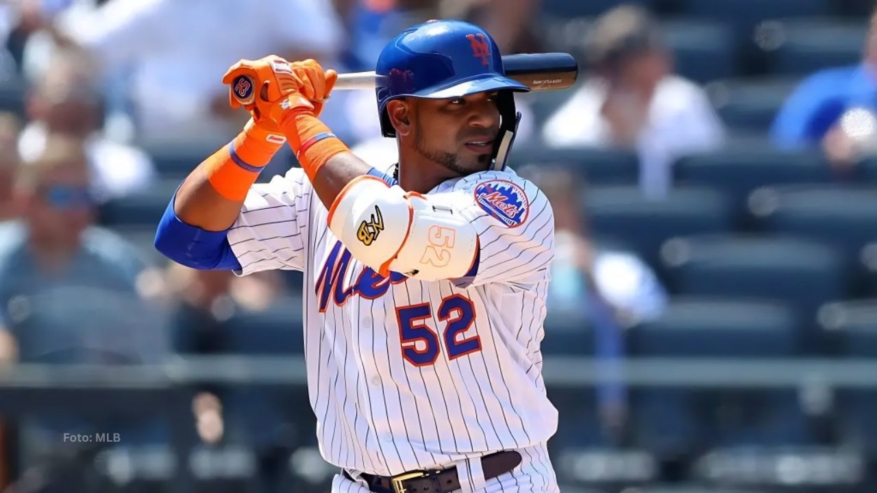 Yoenis Céspedes tomando un turno al bate con New York Mets