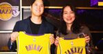 El japonés Shohei Ohtani y su esposa Mamiko Tanaka con camisetas de Lakers