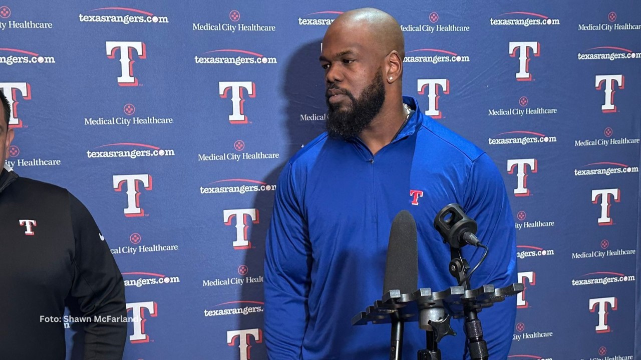 Adolis García en una entrevista en el Fan Fest de Texas Rangers