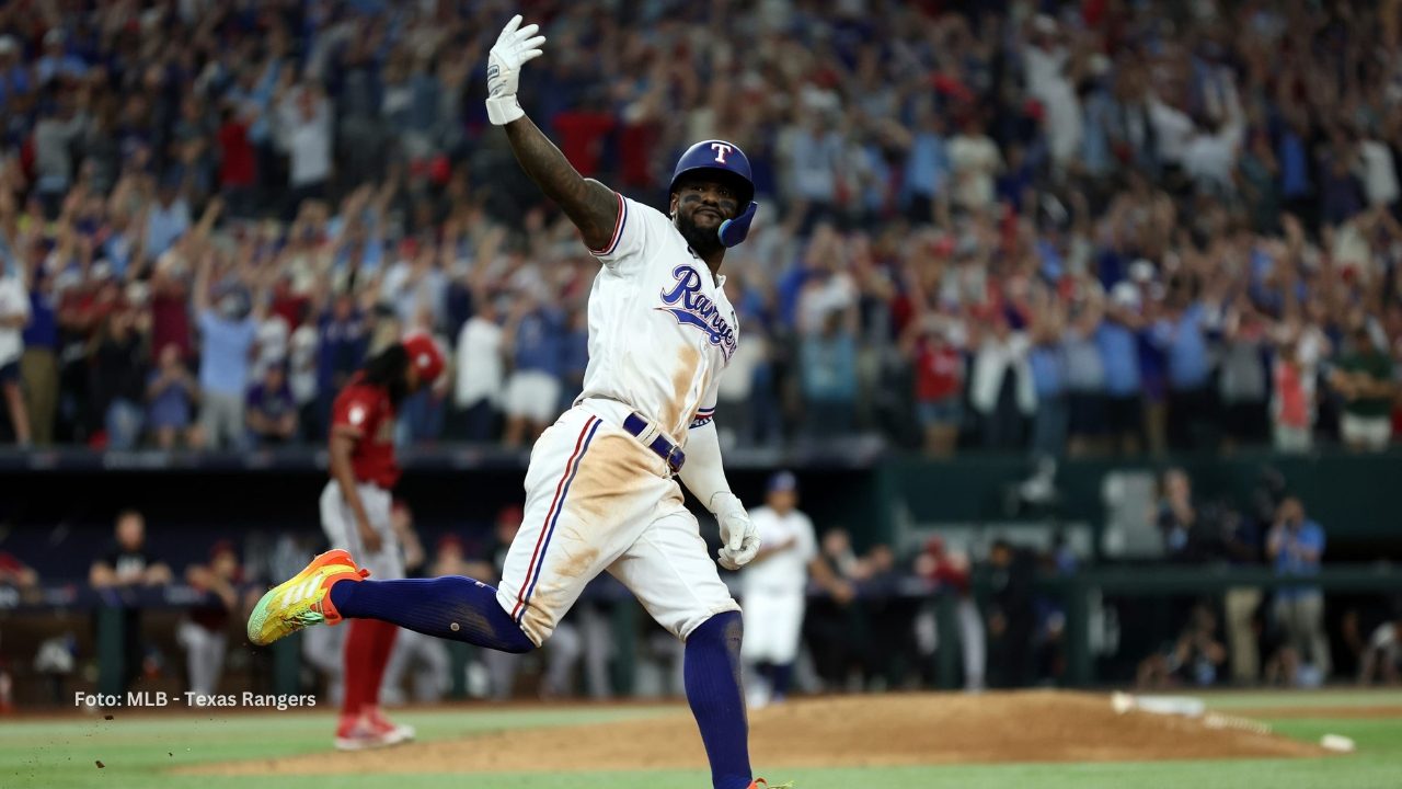 Adolis García celebra un cuadrangular con Texas Rangers