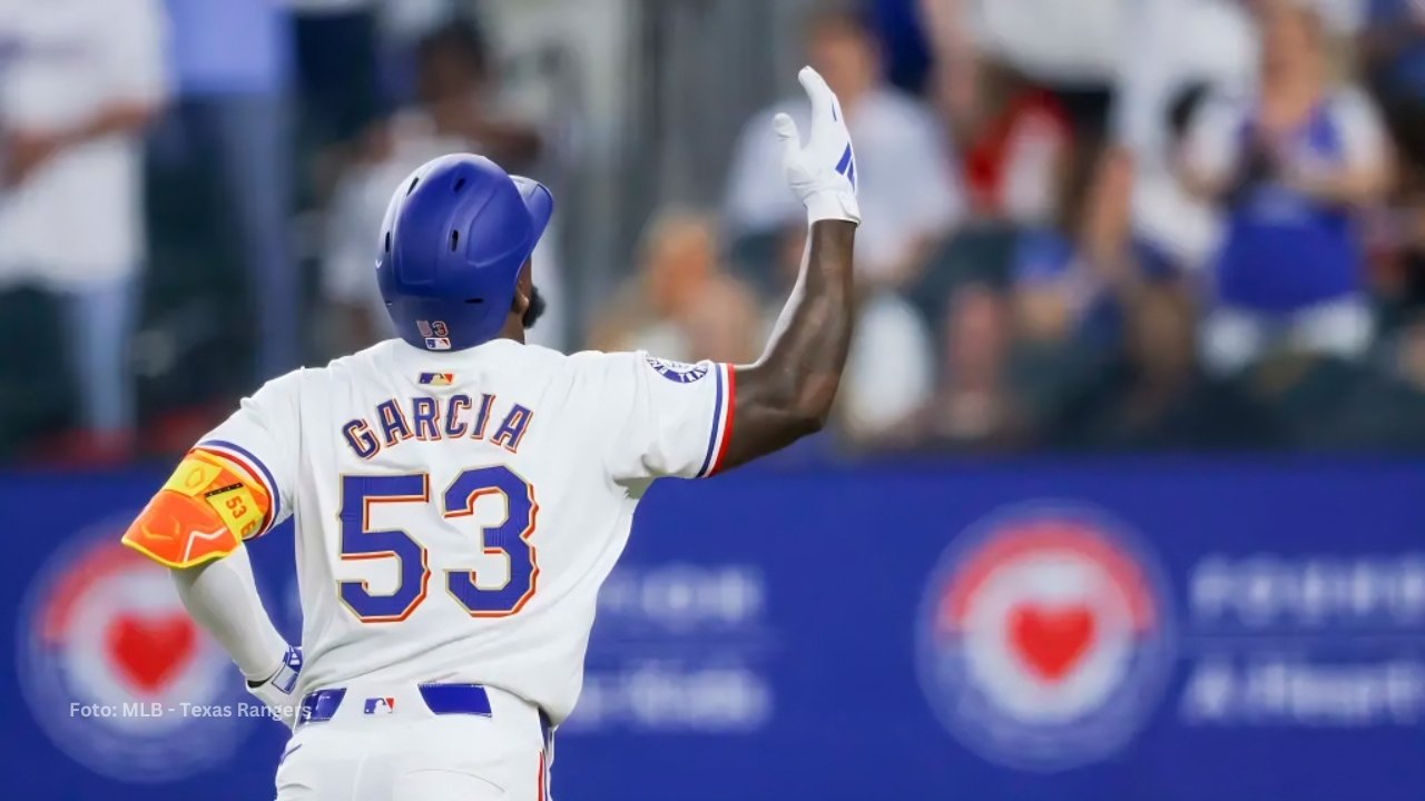 Adolis García recorriendo las bases con Texas Rangers